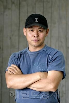 김기덕 토토사이트 홍보 커뮤니티감독 /김기덕-한국토토사이트 홍보 커뮤니티 ‘얄궃은 운명’…‘지지와 비난’ 두 후배감독의 작품 연이어 개봉-copy(o)2-copy(o)1