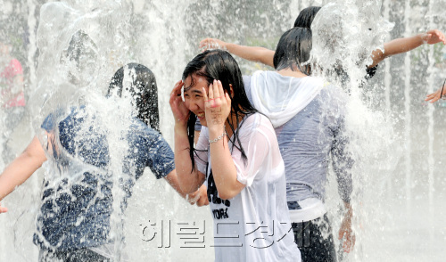 서울숲 분수대 더위 스케치./ 안훈기자 rosedale@ 2011.05.24
서울숲 분수대 더위 스케치./ 안훈기자 rosedale@ 2011.05.24
서울숲 분수대 더위 스케치./ 안훈기자 rosedale@ 2011.05.24