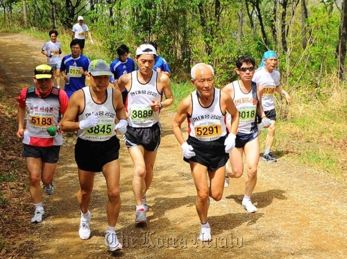 Hyundai Heavy Industries Chairman Min Keh-sik (fourth from left) runs a mountain marathon race with other company employees on May 1 in Ulsan.
Hyundai Heavy Industries