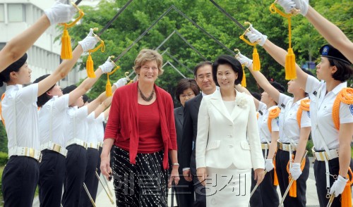 25일 오전 서울 숙명여대 캐서린 스티븐스 주한 미대사 여성 ROTC 예도 받으며 방문./ 안훈기자 rosedale@ 2011.05.25
25일 오전 서울 숙명여대 캐서린 스티븐스 주한 미대사 여성 ROTC 예도 받으며 방문./ 안훈기자 rosedale@ 2011.05.25
25일 오전 캐슬린 스티븐스(왼쪽) 주한 미국대사가 한영실 숙명여대 총장과 함께 숙대 ROTC인 217학군단 후보생들의 예도를 받으며 타운홀미팅에 참석하고 있다. 안훈 기자/rosedale@heraldm.com