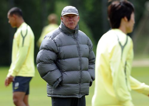<YONHAP PHOTO-2662> Manchester United manager Alex Ferguson (C) watches a team training session at their Carrington training ground in Manchester, north west England, on May 24, 2011.United will take on Barcelona in the UEFA Champions League final at Wembley on May 28. AFP PHOTO/PAUL ELLIS /2011-05-24 21:48:48/ <저작권자 ⓒ 1980-2011 ㈜연합뉴스. 무단 전재 재배포 금지.>
Manchester United manager Alex Ferguson (center) watches a team training session at their Carrington training ground in Manchester on Tuesday.  AFP-Yonhap News
Manchester United manager Alex Ferguson (center) watches a team training session at their Carrington training ground in Manchester on Tuesday.  AFP-Yonhap News