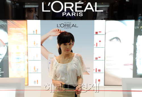 삼성동 코엑스에서 아시아 최초 한국에서 열리는 제 22회 세계피부과학학술대회가 열린 가운데 100년이 넘는 역사를 가지고 있는 세계적인 코스메틱 브랜드 로레알파리가 자사 모델인 영화배우 김윤진씨를 초청하여 포토세션을 가졌다.<br />이상섭 기자 babtong@heraldm.com 2011.05.25
삼성동 코엑스에서 아시아 최초 한국에서 열리는 제 22회 세계피부과학학술대회가 열린 가운데 100년이 넘는 역사를 가지고 있는 세계적인 코스메틱 브랜드 로레알파리가 자사 모델인 영화배우 김윤진씨를 초청하여 포토세션을 가졌다.
이상섭 기자 babtong@heraldm.com 2011.05.25
삼성동 코엑스에서 아시아 최초 한국에서 열리는 제 22회 세계피부과학학술대회가 열린 가운데 100년이 넘는 역사를 가지고 있는 세계적인 코스메틱 브랜드 로레알파리가 자사 모델인 영화배우 김윤진씨를 초청하여 포토세션을 가졌다.
이상섭 기자 babtong@heraldm.com 2011.05.25