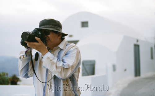 Hanjin Group chairman Cho Yang-ho takes a photograph.  Korean Air