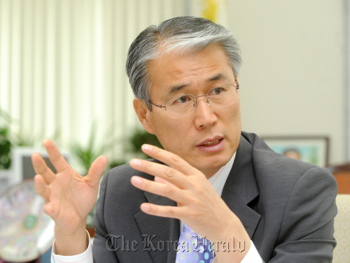 25일 권오을 국회사무총장 인터뷰. 박현구 기자phko@heraldm.com 2011.05.25
Kwon Oh-eul    Park Hyun-koo/The Korea Herald