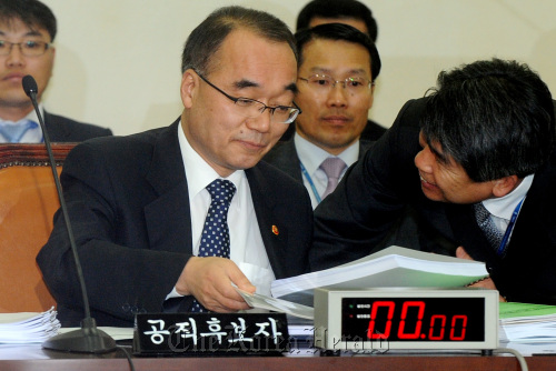 Finance Minister nominee Bahk Jae-wan prepares for answers during a parliamentary confirmation hearing in Seoul on Wednesday.     Park Hyun-koo/The Korea Herald