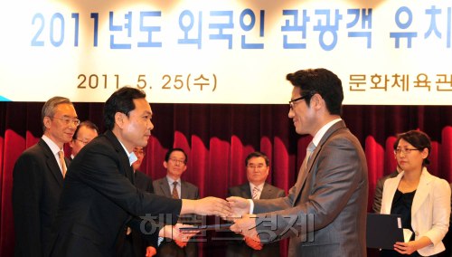 25일 서울 종로구 창경궁로 문화체육관광부 대강당에서 2011년도 외국인 관광객 유치 우수 여행사 지정 증서 수여식이 열려  정병국 문화체육관광부 장관이 롯데JTB관광 은용웅 기획팀장에게 증서를 전달하고 있다.<br />김명섭 기자 msiron@
25일 서울 종로구 창경궁로 문화체육관광부 대강당에서 2011년도 외국인 관광객 유치 우수 여행사 지정 증서 수여식이 열려  정병국 문화체육관광부 장관이 롯데JTB관광 은용웅 기획팀장에게 증서를 전달하고 있다.
김명섭 기자 msiron@