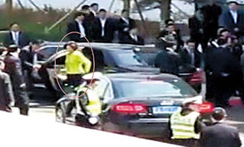 A lady thought to be Kim Ok, de facto wife of North
Korean leader Kim Jong-il, gets out of the limousine she
shared with Kim Jong-il in Nanjing, China on Tuesday. At
least one South Korean intelligence official believes her to
be Kim Ok. (Yonhap News)