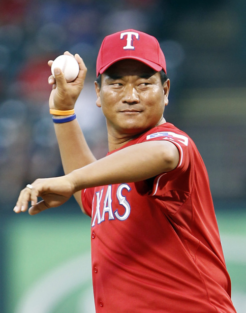 <YONHAP PHOTO-2217> Golfer K.J. Choi throws out the opening pitch at the Rangers Ballpark in Arlington Tuesday, May 24, 2011. (AP Photo/Fort Worth Star-Telegram/ Richard W. Rodriguez) TXFOR105/2011-05-25 15:29:50/ <저작권자 ⓒ 1980-2011 ㈜연합뉴스. 무단 전재 재배포 금지.>
<YONHAP PHOTO-2217> Golfer K.J. Choi throws out the opening pitch at the Rangers Ballpark in Arlington Tuesday, May 24, 2011. (AP Photo/Fort Worth Star-Telegram/ Richard W. Rodriguez) TXFOR105/2011-05-25 15:29:50/ <저작권자 ⓒ 1980-2011 ㈜연합뉴스. 무단 전재 재배포 금지.>
<YONHAP PHOTO-2217> Golfer K.J. Choi throws out the opening pitch at the Rangers Ballpark in Arlington Tuesday, May 24, 2011. (AP Photo/Fort Worth Star-Telegram/ Richard W. Rodriguez) TXFOR105/2011-05-25 15:29:50/ <저작권자 ⓒ 1980-2011 ㈜연합뉴스. 무단 전재 재배포 금지.>