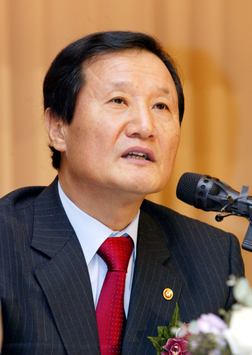 12일 조선호텔에서 열린 윤증현금감위원장 초청 2006년 보험 최고경영자 신년 조찬회에서 윤증현 금융감독위원회 위원장이 <2006년 금융감독 및 보험감독 정책방향>에 대해 강연을 하고있다. 2006.01.12 배선지기자sunji@heraldm.com
