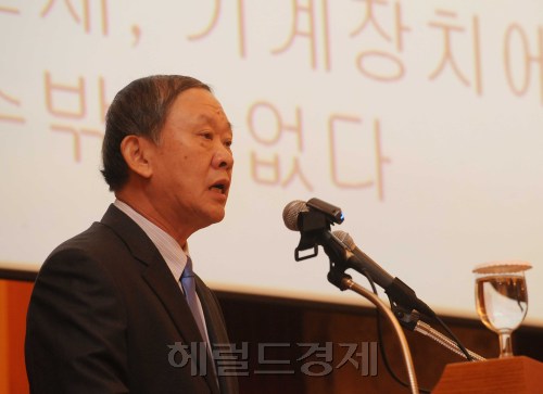 26일 서울 소공동 롯데호텔 크리스탈 볼룸에서 한국경영자 총협회 주최로 제 168회 경총 포럼이 열렸다. 이번 포럼에서는 이창렬 삼성사회봉사단 사장이 강사로 나와 겉보다 속이 더 두려운 日本의 산업경쟁력이라는 주제로 강연을 하고 있다. <br />이상섭 기자 babtong@heraldm.com 2011.05.26
26일 서울 소공동 롯데호텔 크리스탈 볼룸에서 한국경영자 총협회 주최로 제 168회 경총 포럼이 열렸다. 이번 포럼에서는 이창렬 삼성사회봉사단 사장이 강사로 나와 겉보다 속이 더 두려운 日本의 산업경쟁력이라는 주제로 강연을 하고 있다.
이상섭 기자 babtong@heraldm.com 2011.05.26
26일 서울 소공동 롯데호텔 크리스탈 볼룸에서 한국경영자 총협회 주최로 제 168회 경총 포럼이 열렸다. 이번 포럼에서는 이창렬 삼성사회봉사단 사장이 강사로 나와 겉보다 속이 더 두려운 日本의 산업경쟁력이라는 주제로 강연을 하고 있다.
이상섭 기자 babtong@heraldm.com 2011.05.26
