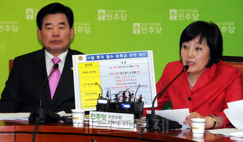 26일 국회에서 열린 고위정책회의에서 박영선 민주당 정책위의장이 반값 토토사이트 순위 관련 법안을 말하고 있다. 박현구 기자phko@heraldm.com 2011.05.26
26일 국회에서 열린 고위정책회의에서 박영선 민주당 정책위의장이 반값 토토사이트 순위 관련 법안을 말하고 있다. 박현구 기자phko@heraldm.com 2011.05.26
김진표(왼쪽) 민주당 원내대표와 박영선 정책위의장이 26일 국회에서 열린 고위정책회의에서 반값 대학토토사이트 순위을 위해 6월 국회에서 추진할 정책과 법안을 발표하고 있다.
박현구 기자/phko@heraldm.com
