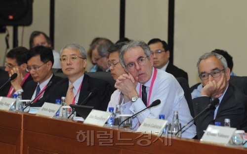 26일 오전 한국은행 대회의실에서 ‘국제금융시스템의 미래’라는 주제로 2011년 한국은행 국제콘퍼런스가 열렸다. 이번 콘퍼런스는 글로벌 금융위기 이후 새로운 국제금융시스템 구축 방안을 모색하는 데 주안점을 두며, 특히 거시건전성 정책, 자본유출입 대응 방안 및 G20와 IMF의 역할 등을 중점 논의할 계획이다.  이상섭 기자/babtong@