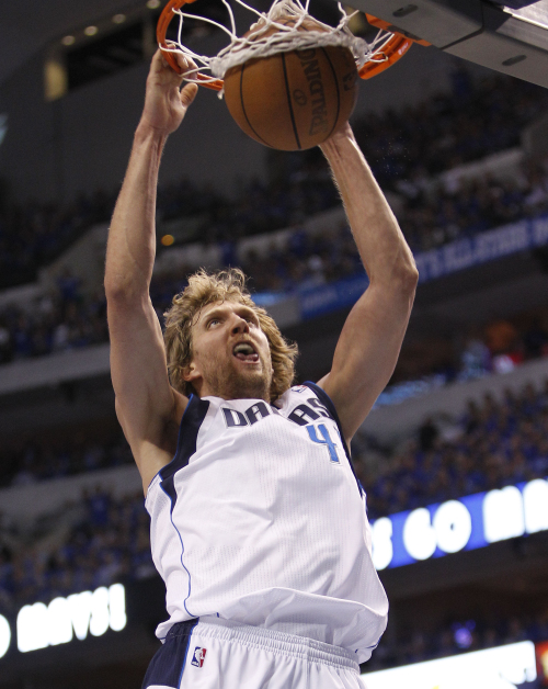 <YONHAP PHOTO-1018> Dallas Mavericks forward Dirk Nowitzki dunks during the first half half of Game 5 of the NBA basketball Western Conference finals against the Oklahoma City Thunder on Wednesday, May 25, 2011, in Dallas. (AP Photo/Eric Gay)/2011-05-26 10:39:55/ <저작권자 ⓒ 1980-2011 ㈜연합뉴스. 무단 전재 재배포 금지.>
Dallas Mavericks forward Dirk Nowitzki dunks in the first half.
AP-Yonhap News