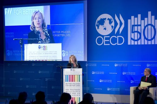 <YONHAP PHOTO-0196> OECD secertary-general Angel Gurria (R) listens to US Secretary of State Hillary Clinton during the OECD 50th anniversary forum at the OECD headquarters in Paris on May 25, 2011. AFP PHOTO / BERTRAND LANGLOIS /2011-05-26 06:08:50/ <저작권자 ⓒ 1980-2011 ㈜연합뉴스. 무단 전재 재배포 금지.>
OECD secertary-general Angel Gurria (right) listens to U.S. Secretary of State Hillary Clinton during the OECD 50th anniversary forum in Paris on Wednesday.  AFP-Yonhap News