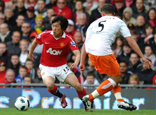 <YONHAP PHOTO-0057> Manchester United's South Korean midfielder Park Ji-Sung (L) vies with Blackpool's Welsh defender Neal Eardley (R) during the English Premier League football match between Manchester United and Blackpool at Old Trafford in Manchester, north-west England on May 22, 2011. Manchester United will celebrate winning a record 19th league title and are due to be awarded the Premier League trophy after the game. AFP PHOTO/PAUL ELLIS FOR EDITORIAL USE ONLY Additional licence required for any commercial/promotional use or use on TV or internet (except identical online version of newspaper) of Premier League/Football League photos. Tel DataCo +44 207 2981656. Do not alter/modify photo. /2011-05-23 00:34:00/ <저작권자 ⓒ 1980-2011 ㈜연합뉴스. 무단 전재 재배포 금지.>
Manchester United midfielder Park Ji-sung (left) lifted the English Premier League trophy for the fourth time last weekend.  AFP-Yonhap News