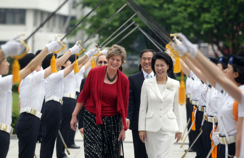 <YONHAP PHOTO-1846> 여성학군단 찾은 스티븐스 주한미대사 (서울=연합뉴스) 최재구 기자 = 캐슬린 스티븐스 주한미대사가 25일 서울 숙명여대를 방문해 한영실 총장과 함께 숙명여대 217 학군단 후보생들의 예도를 받고 있다. 2011.5.25 jjaeck9@yna.co.kr/2011-05-25 13:33:40/ <저작권자 ⓒ 1980-2011 ㈜연합뉴스. 무단 전재 재배포 금지.>
U.S. Ambassador Kathleen Stephens (left) and Sookmyung Women’s University president Han Young-sil (right) pass through a sword arch by female cadets at the university in central Seoul on Wednesday.  Ahn Hoon/The Korea Herald