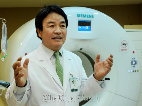 백남선 이대목동병원 여성암 센터장. 박현구 기자phko@heraldm.com 2011.05.23
Paik Nam-sun, director of Ewha Womans University Cancer Center for Women.
Park Hyun-koo/The Korea Herald
Paik Nam-sun, director of Ewha Womans University Cancer Center for Women.
Park Hyun-koo/The Korea Herald