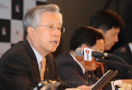 KT chairman Lee Suk-chae speaks at a press conference on Thursday. Lee Sang-sub/The Korea Herald