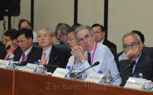 Foreign scholars and experts in financial sectors attend the Bank of Korea International Conference 2011 to discuss the future of the international financial architecture.  Lee Sang-sup /The Korea Herald
