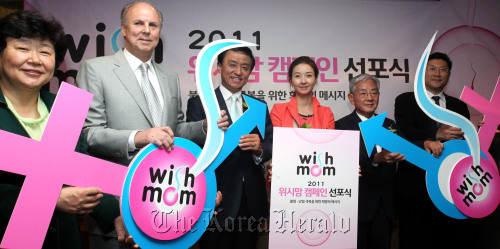 Merck Korea President Juergen Koenig (second from left) attends the launch ceremony of the “Wish Mom” campaign at the Korea Press Center on Thursday.    Yonhap News