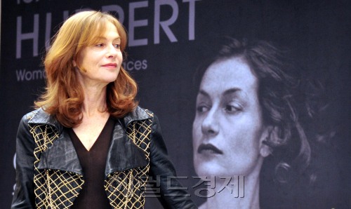 프랑스 배우 이자벨 위페르가 자신의 사진전과 영화 코파카바나 개봉을 기념해 26일 서울 송파구 방이동 한미미술전시관에서 기자 간담회 갖고 있다.<br />김명섭 기자 msiron@
프랑스 배우 이자벨 위페르가 자신의 사진전과 영화 코파카바나 개봉을 기념해 26일 서울 송파구 방이동 한미미술전시관에서 기자 간담회 갖고 있다.
김명섭 기자 msiron@