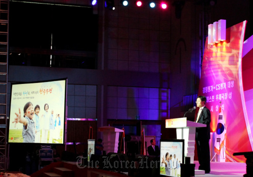 Korea Post chief Kim Myong-ryong  delivers a two-year plan to raise efficiency during a ceremony in Seoul on Thursday.    Korea Post