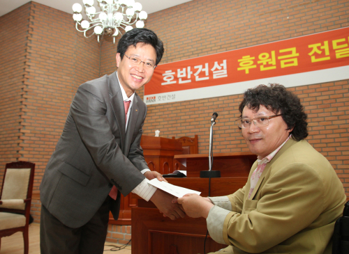 최종만(왼쪽) 호반건설 사장은 최근 가정의 달을 맞아 강원도 홍천군 소재 중증 장애인 복지시설 ‘실로암연못의집’에 후원금 1500만원을 전달했다. 실로암연못의집은 건물 노후화로 인해 수리가 절실한 상황이었다. 이날 최종만 사장과 임직원은 사내 모금활동으로 모은 옷(헌옷)과 각종 물품을 직접 전달한 뒤, 미리 준비해간 과일을 장애인과 나누는 시간을 가졌다. 한편, 호반건설은 임직원이 만든 ‘호반사랑나눔이’ 봉사단을 통해 매월 다양한 봉사활동을 꾸준히 실천하고 있다.