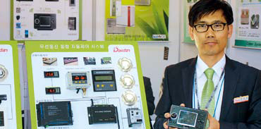 스마트폰 하나로 빌딩 내 온도, 습도, 조명, 전력, CCTV, 공조기, 방송음향까지 원격제어 할 수 있는 웹서버가 개발돼 화제가 되고 있다. 대단시스템즈가 개발한 웹서버 ‘다스웹(DASS@WEB)’이 바로 그 주인공. 다스웹은 스마트폰이나 태블릿PC, 아이패드 등을 이용해 접속하면 멀리 있는 빌딩 내부의 온도, 습도, 조명, 전력, 공조기, 방송음향, 항온항습기, 냉난방기 등을 원격으로 제어 및 모니터링 할 수 있는 기술이다.