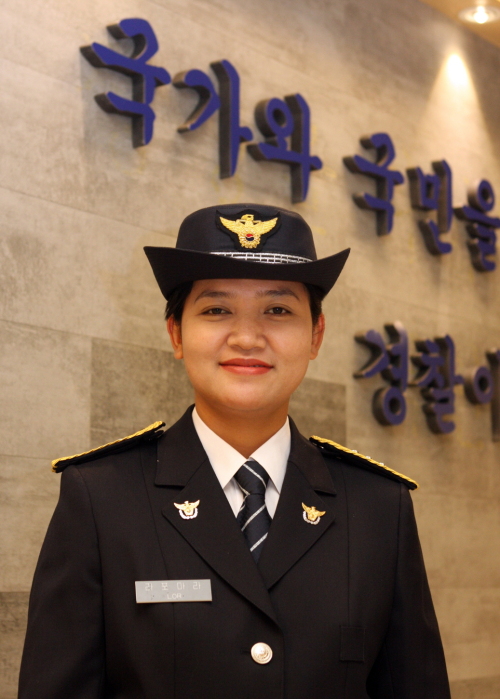 라포라마 경찰관/엠 11:00. 톱)“폭행, 살해당하는 이주여성들 안타까워…” 경찰된 ‘캄보디아댁’ 라포라마 경장