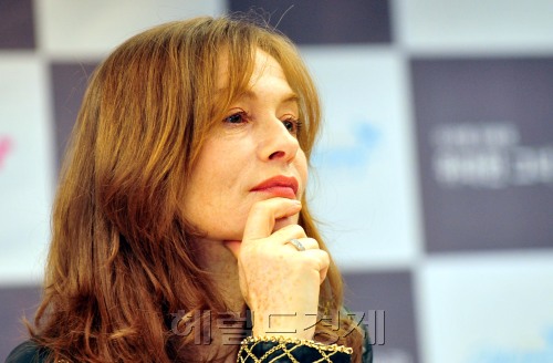 프랑스 배우 이자벨 위페르가 자신의 사진전과 토토사이트 하피 코파카바나 개봉을 기념해 26일 서울 송파구 방이동 한미미술전시관에서 기자 간담회 갖고 있다.<br alt=