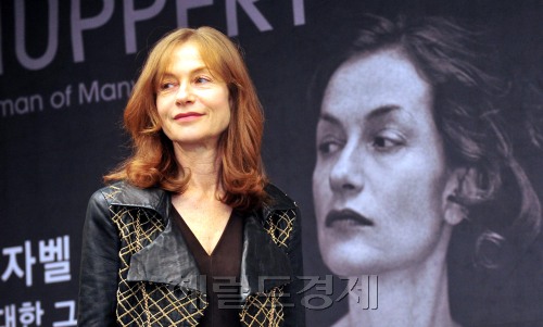 프랑스 배우 이자벨 위페르가 자신의 사진전과 토토사이트 하피 코파카바나 개봉을 기념해 26일 서울 송파구 방이동 한미미술전시관에서 기자 간담회 갖고 있다.<br alt=