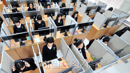27일 오전 서울 압구정고등학교에서 국가영어능력평가시험 시범평가가 실시돼 학생들이 시험전 헤드폰과 모니터를 점검하고 있다. <br />김명섭 기자 msiron@
27일 오전 서울 압구정고등학교에서 국가영어능력평가시험 시범평가가 실시돼 학생들이 시험전 헤드폰과 모니터를 점검하고 있다.
김명섭 기자 msiron@
27일 오전 서울 압구정고등학교에서 국가영어능력평가시험 시범평가가 실시됐다. 학생들이 진지한 표정으로 시험 전 헤드폰과 모니터를 점검하고 있다.
김명섭 기자/msiron@heraldm.com