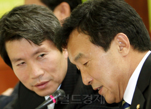 민주당 손학규(오른쪽) 대표와 이인영 최고위원이 27일 오전 여의도당사에서 열린 최고위원회의에서 의견을 나누고 있다.양동출dcyang@heraldm.com/110527/
민주당 손학규(오른쪽) 대표와 이인영 최고위원이 27일 오전 여의도당사에서 열린 최고위원회의에서 의견을 나누고 있다.양동출dcyang@heraldm.com/110527/
민주당 손학규 대표가 27일 오전 여의도 당사에서 열린 최고위원회의에서 모두발언을 하고 있다.             양동출 기자/dcyang@heraldm.com