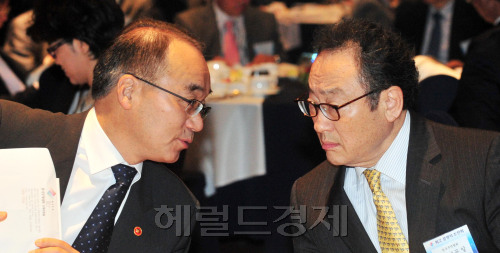27일 오전 서울 강남구 삼성동 그랜드 인터컨티넨탈호텔에서 열린 한국무역협회 최고경영자 조찬회에서 기획재정부장관 내정자인 박재완 고용노동부장관과 사공일 무역협회장이 대화를 나누고 있다.<br />김명섭 기자 msiron@
27일 오전 서울 강남구 삼성동 그랜드 인터컨티넨탈호텔에서 열린 한국무역협회 최고경영자 조찬회에서 기획재정부장관 내정자인 박재완 고용노동부장관과 사공일 무역협회장이 대화를 나누고 있다.
김명섭 기자 msiron@