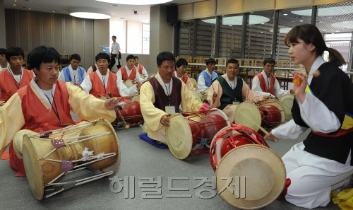 27일 오전 서울 중구 필동 소재 한국의 집에서 수협중앙회가 초청한 우수 외국인 선원들이 한복입기와 사물놀이 체험을 하고 있다. 이번 우수 외국인 초청행사는 3회째로 외국인 선원 한국문화체험의 일환으로 열리며, 이들 선원들은 이번 체험을 통해 수산업 현장에서 쌓인 피로를 풀고 제대로 된 한국문화를 이해하는 기회를 가지게 된다. 이상섭 기자 babtong@heraldm.com 2011.05.27
27일 오전 서울 중구 필동 소재 한국의 집에서 수협중앙회가 초청한 우수 외국인 선원들이 한복입기와 사물놀이 체험을 하고 있다. 이번 우수 외국인 초청행사는 3회째로 외국인 선원 한국문화체험의 일환으로 열리며, 이들 선원들은 이번 체험을 통해 수산업 현장에서 쌓인 피로를 풀고 제대로 된 한국문화를 이해하는 기회를 가지게 된다. 이상섭 기자 babtong@heraldm.com 2011.05.27
27일 오전 서울 중구 필동 한국의집에서 수협중앙회가 초청한 우수 외국인 선원들이 한복 입기와 사물놀이 체험을 하고 있다.	 이상섭 기자/babtong@heraldm.com