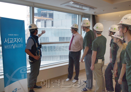 서교자이 외국학생방문 /‘서교자이 웨스트밸리’건설현장에 美·獨 대학생 건축투어