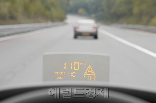 BMW의 것보다도 진일보한 헤드업디스플레이