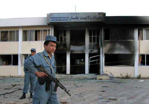 <YONHAP PHOTO-0201> Afghan security stand at the site where a suicide bomber blew himself up inside the provincial governor's compound in Taloqan, Takhar province, north of Kabul, Afghanistan, Saturday, May 28, 2011. The German military says its top commander in Afghanistan was wounded Saturday when a suicide bomber attacked a provincial governor's compound in the north of the country. (AP Photo/ Fulad Hamdard )/2011-05-29 04:26:03/ <저작권자 ⓒ 1980-2011 ㈜연합뉴스. 무단 전재 재배포 금지.>
Afghan security stand at the site where a suicide bomber blew himself up inside the provincial governor’s compound in Taloqan, Takhar province, north of Kabul on Saturday.  AP-Yonhap News