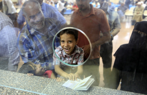 <YONHAP PHOTO-1641> Palestinian Mohammed Ahmed, reacts as he holds his father's passport at the Egyptian passport administration at Rafah crossing port, Saturday, May 28, 2011. Egypt officially and fully reopened its passenger crossing with Gaza at the town of Rafah, after a long period of restrictions aimed at isolating the Hamas militant group that rules the Palestinian coastal strip which could ease the isolation of 1.4 million Palestinians there. (AP Photo/Amr Nabil)/2011-05-28 20:38:18/ <저작권자 ⓒ 1980-2011 ㈜연합뉴스. 무단 전재 재배포 금지.>
Palestinian Mohammed Ahmed holds his father’s passport at the Egyptian passport administration at Rafah crossing port on Saturday.
AP-Yonhap News