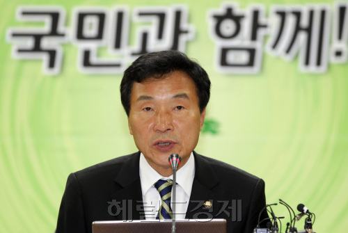 <YONHAP PHOTO-0859> 국민과 함께! (서울=연합뉴스) 이정훈 기자 = 민주당 손학규 대표가 27일 서울 영등포 당사에서 열린 최고위원회의에서 모두 발언을 하고 있다. 2011.5.27 uwg806@yna.co.kr/2011-05-27 10:00:06/ <저작권자 ⓒ 1980-2011 ㈜연합뉴스. 무단 전재 재배포 금지.>
<YONHAP PHOTO-0859 alt=