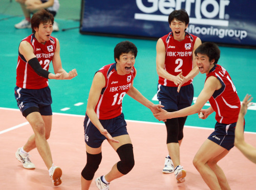 <YONHAP PHOTO-1695> 놀란 쿠바 올랜도 감독 (서울=연합뉴스) 28일 수원실내체육관에서 열린 2011월드리그 국제배구대회 대륙간 라운드 D조 1차전에서 박기원 감독이 이끄는 남자대표팀이 강적 쿠바를 3-0으로 완파했다. 27년만에 쿠바를 물리치는 쾌거다. 2011.5.28 << FIVB 제공 >> photo@yna.co.kr/2011-05-28 21:22:16/ <저작권자 ⓒ 1980-2011 ㈜연합뉴스. 무단 전재 재배포 금지.>
Korean national team players celebrate after beating Cuba.  Yonhap News