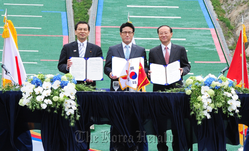 Choung Byoung-gug (center), minister of culture, sports and tourism of Korea, Akihiro Ohata (left), minister of land, infrastructure, transport and tourism of Japan, and Shao Qiwei, chairman of National Tourism Administration of China, after a joint statement on enhancing the regional tourism industry, in PyeongChang, Gangwon Province on Sunday. Ministry of Culture, Sports and Tourism
