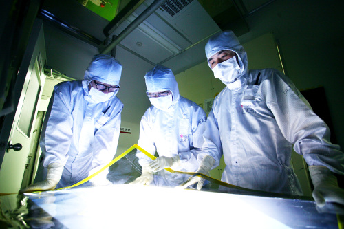 Workers at LG Chem’s assembly lines in Ochang, North Chungcheong Province, watch over the production of LCD polarizer film. LG Chem