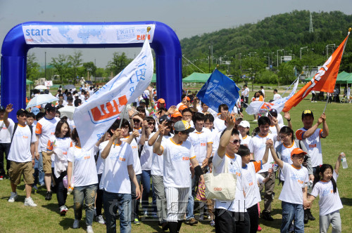 29일 오전 서울 마포구 상암동 소재 난지한강공원에서 전세셰 아동기아 문제에 대한 사회적 관심 촉구 및 후원 기금 마련을 위한 '2011 워크더월드'행사가 개최된 가운데 참가자들이 출발선을 출발하고 있다. 박해묵 기자/mook@heraldm.com
29일 오전 서울 마포구 상암동 소재 난지한강공원에서 전세셰 아동기아 문제에 대한 사회적 관심 촉구 및 후원 기금 마련을 위한 '2011 워크더월드'행사가 개최된 가운데 참가자들이 출발선을 출발하고 있다. 박해묵 기자/mook@heraldm.com
29일 오전 서울 마포구 상암동 소재 난지한강공원에서 전세셰 아동기아 문제에 대한 사회적 관심 촉구 및 후원 기금 마련을 위한 '2011 워크더월드'행사가 개최된 가운데 참가자들이 출발선을 출발하고 있다. 박해묵 기자/mook@heraldm.com