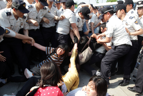 <YONHAP PHOTO-1076> 연행 당하는 반값등록금 시위 학생 (서울=연합뉴스) 최재구 기자 = 29일 서울 광화문 광장에서 '청년실업해결, 반값등록금 실현'을 주장하며 기습시위를 벌이던 대학생들이 청와대로 행진을 시도하다 경찰에 연행당하고 있다. 2011.5.29 jjaeck9@yna.co.kr/2011-05-29 16:57:49/ <저작권자 ⓒ 1980-2011 ㈜연합뉴스. 무단 전재 재배포 금지.>
Police restrain students who attempted a surprise march to Cheong Wa Dae during their demonstration in Gwanghwamun Square on Sunday, demanding a tuition cut and measures against unemployment. Yonhap News