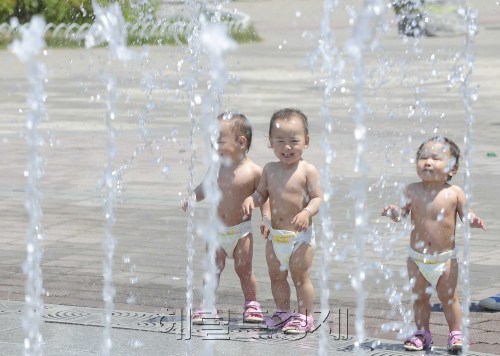 무더위가 기승을 부리는 29일 오전 경기도 구리 장자못공원을 찾은 세쌍둥이들이 분수대에서 더위를 식히고 있다. 박해묵 기자/mook@heraldm.com
무더위가 기승을 부리는 29일 오전 경기도 구리 장자못공원을 찾은 세쌍둥이들이 분수대에서 더위를 식히고 있다. 박해묵 기자/mook@heraldm.com
무더위가 기승을 부리는 29일 오전 경기도 구리 장자못공원을 찾은 세쌍둥이들이 분수대에서 더위를 식히고 있다. 박해묵 기자/mook@heraldm.com
무더위가 기승을 부린 29일 오전 경기도 구리시 장자못공원을 찾은 세쌍둥이가 분수대에서 더위를 식히고 있다. 마치 유튜브에서 인기를 끌고 있는 기저귀 찬 쌍둥이의 대화 장면을 보는 듯하다.   　박해묵 기자/mook@heraldm.com