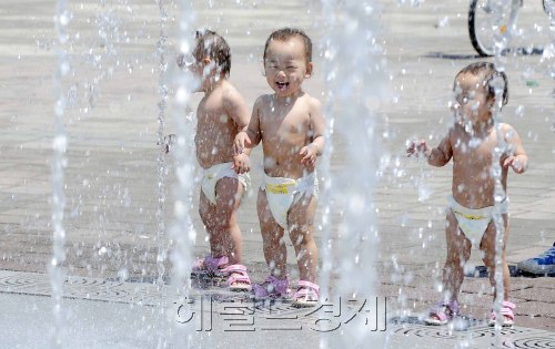 무더위가 기승을 부리는 29일 오전 경기도 구리 장자못공원을 찾은 세쌍둥이들이 분수대에서 더위를 식히고 있다. 박해묵 기자/mook@heraldm.com
무더위가 기승을 부리는 29일 오전 경기도 구리 장자못공원을 찾은 세쌍둥이들이 분수대에서 더위를 식히고 있다. 박해묵 기자/mook@heraldm.com
무더위가 기승을 부리는 29일 오전 경기도 구리 장자못공원을 찾은 세쌍둥이들이 분수대에서 더위를 식히고 있다. 박해묵 기자/mook@heraldm.com