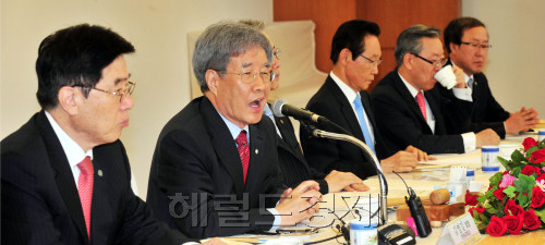30일 오전 서울 프레지던트호텔에서 한국대학교육협의회 긴급 이토토사이트 번호 차단가 열려 김영길회장(한동대 총장)이 회의를 주재하고 있다. 이날회의는 정치권에서 거론되고 있는 '반값 등록금' 문제를 논의했다. <br />김명섭 기자 msiron@
30일 오전 서울 프레지던트호텔에서 한국대학교육협의회 긴급 이토토사이트 번호 차단가 열려 김영길회장(한동대 총장)이 회의를 주재하고 있다. 이날회의는 정치권에서 거론되고 있는 '반값 등록금' 문제를 논의했다.
김명섭 기자 msiron@