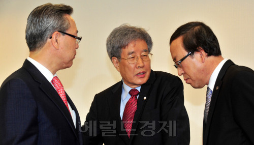30일 오전 서울 프레지던트호텔에서 한국대학교육협의회 긴급 이사회가 열려 김영길회장(한동대 총장)이 회의전 타대학 총장들과 대화를 나누고 있다. 이날회의는 정치권에서 거론되고 있는 '반값 등록금' 토토사이트 제작 데이터베이스를 논의했다. <br />김명섭 기자 msiron@
30일 오전 서울 프레지던트호텔에서 한국대학교육협의회 긴급 이사회가 열려 김영길회장(한동대 총장)이 회의전 타대학 총장들과 대화를 나누고 있다. 이날회의는 정치권에서 거론되고 있는 '반값 등록금' 토토사이트 제작 데이터베이스를 논의했다.
김명섭 기자 msiron@