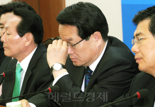 한나라당 비상대책위원회 정의화 위원장을 비롯한 비대위원들이 30일 오전  여의도당사에서 열린 비대위 전체회의에서 한 참석자의 발언을 들으며 무거운 표정을 짓고 있다.양동출dcyang@heraldm.com/110530/
한나라당 비상대책위원회 정의화 위원장을 비롯한 비대위원들이 30일 오전  여의도당사에서 열린 비대위 전체회의에서 한 참석자의 발언을 들으며 무거운 표정을 짓고 있다.양동출dcyang@heraldm.com/110530/
7월 4일 전당대회 경선에서 당대표와 최고위원을 선출하는 룰을 좀처럼 합의하지 못하고 있는 가운데, 한나라당 비상대책위원회 정의화<가운데> 위원장을 비롯한 비대위원들이 30일 오전 여의도당사에서 열린 비대위 전체회의에서 무거운 표정을 짓고 있다. 양동출 기자/dcyang@heraldm.com